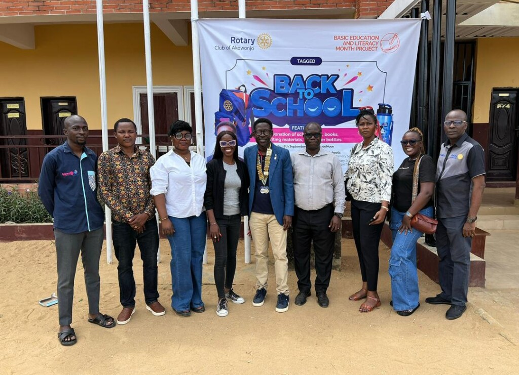 Akowonjo Rotary Club supports students with Back to School initiative